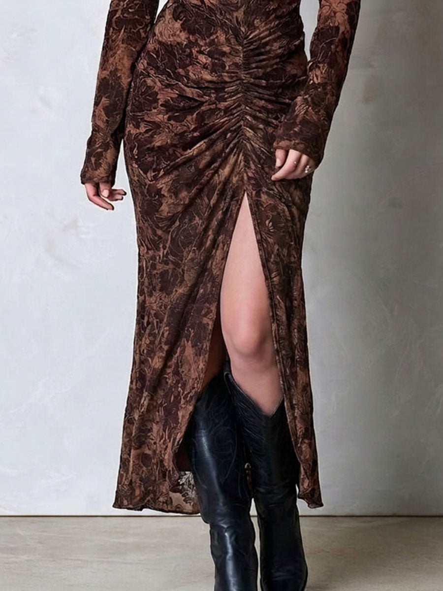Abito boho a fiori scuri con spalle scoperte – dettaglio