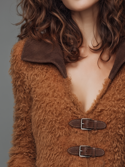 Giacca in eco-pelliccia cammello con fibbia – dettaglio della fibbia