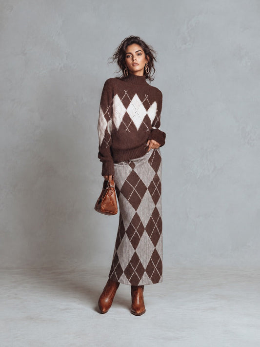 Completo maglione a rombi e gonna midi marrone – vista frontale