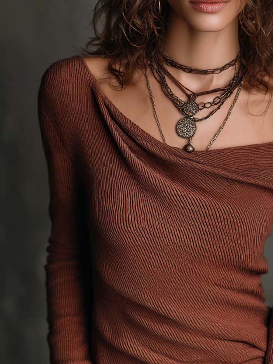 Maglione a coste caramello con spalle scoperte – dettaglio