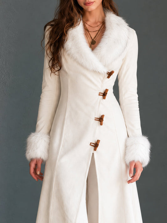 Cappotto avorio con alamari e bordo in eco-pelliccia – vista laterale
