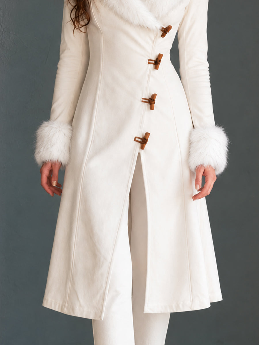 Cappotto avorio con alamari e bordo in eco-pelliccia – dettaglio