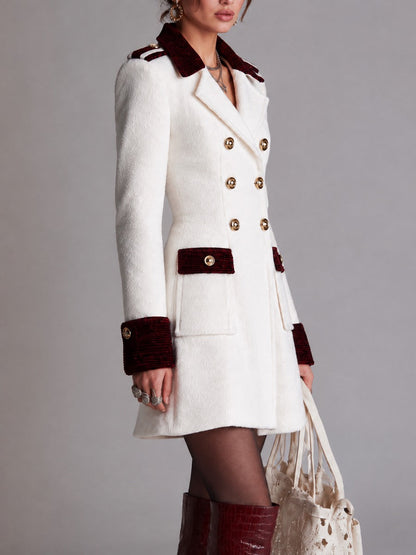 Cappotto doppiopetto bianco – dettaglio dei bottoni