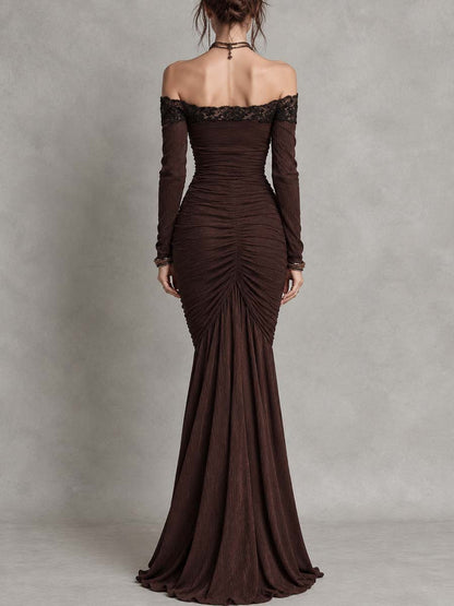 Abito lungo vintage in pizzo marrone con spalle scoperte – vista laterale