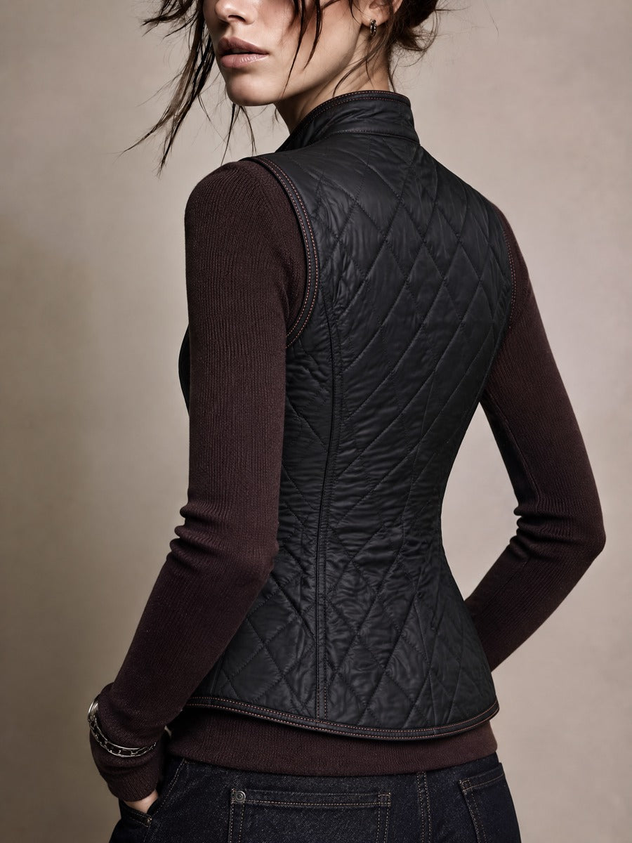 Gilet nero con chiusura asimmetrica – vista laterale