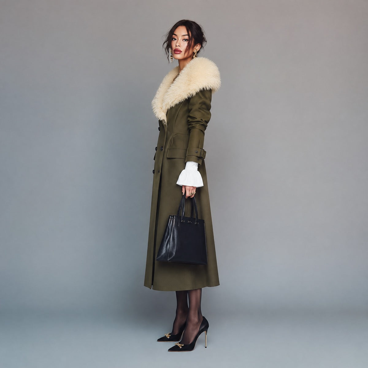 Cappotto lungo verde oliva – dettaglio del collo