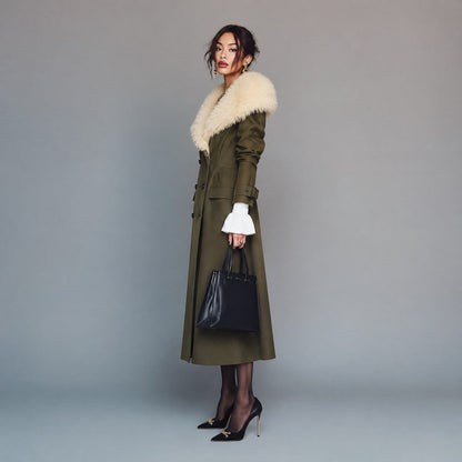 Cappotto lungo verde oliva – dettaglio del collo