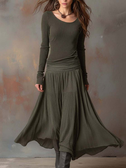 Vestito lungo in maglia a coste con gonna plissé – look completo