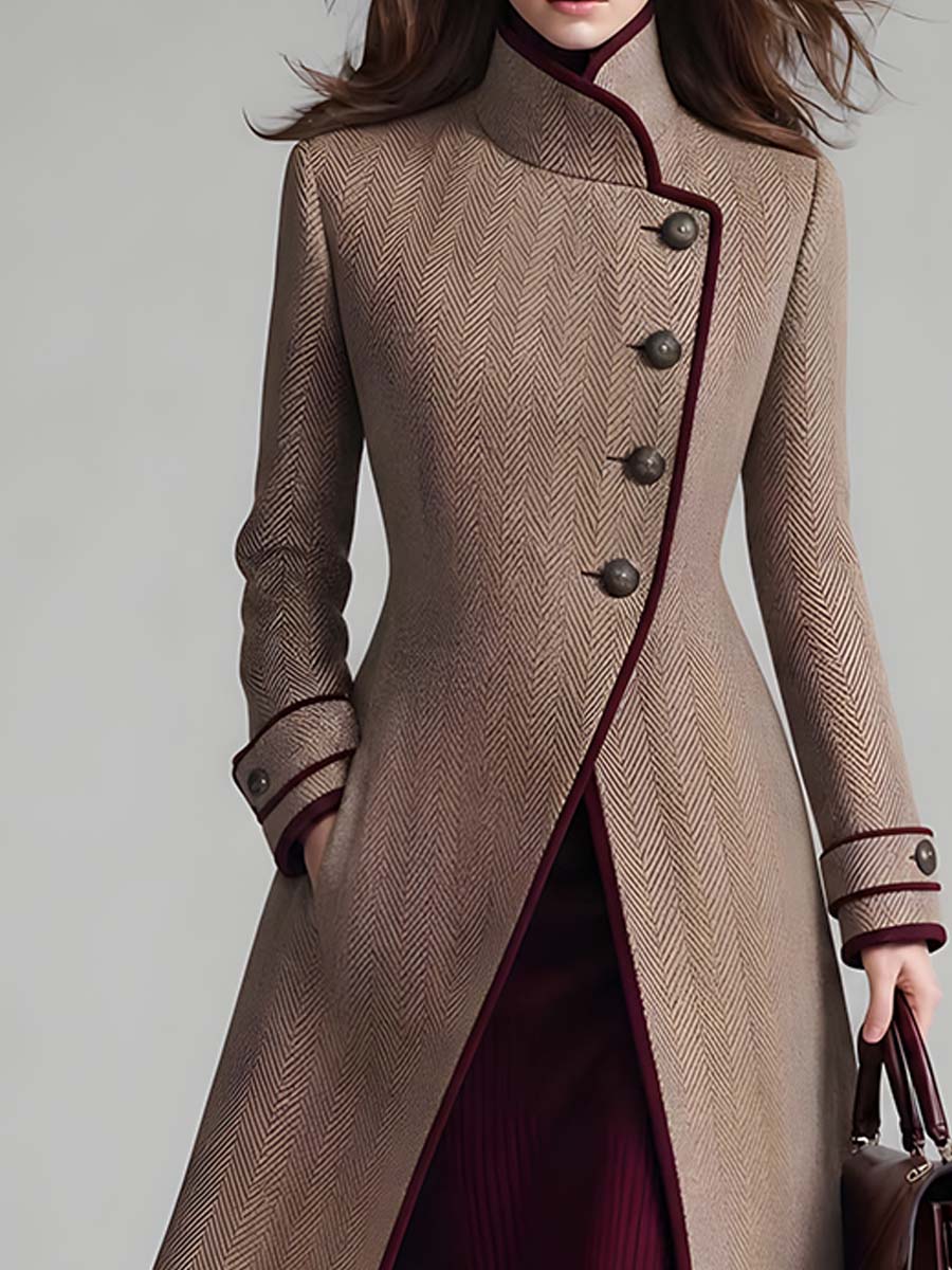 Cappotto lungo cammello – dettaglio dei profili a contrasto