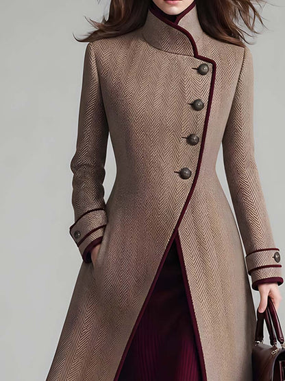 Cappotto lungo cammello – dettaglio dei profili a contrasto