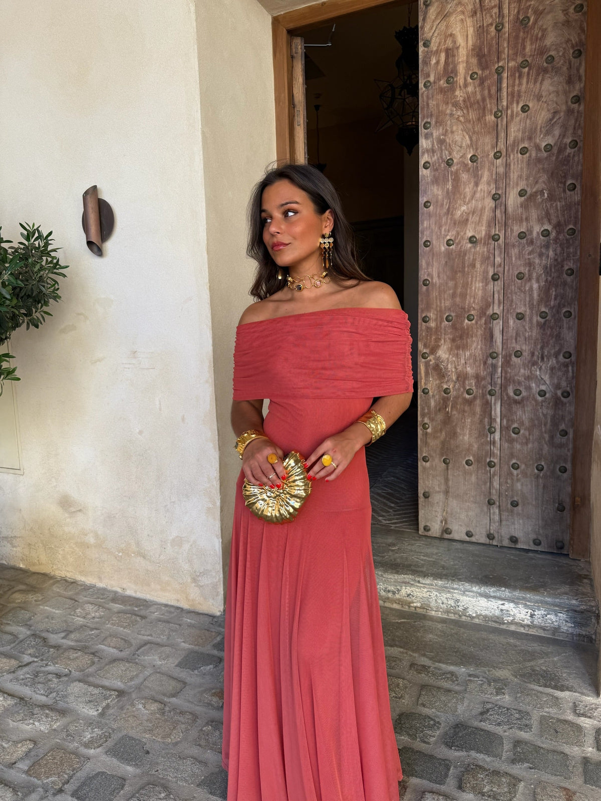 Abito lungo terracotta con scollo bardot – foto 4
