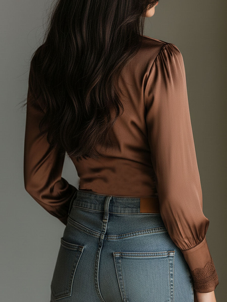 Camicetta incrociata in raso bronzo – look completo