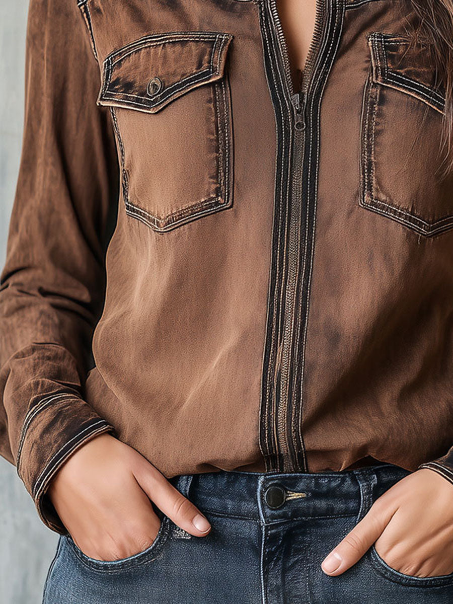 Giacca camicia marrone lavata – in movimento