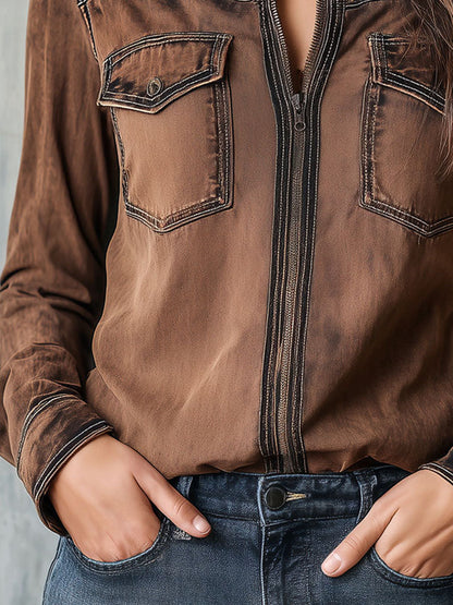 Giacca camicia marrone lavata – in movimento