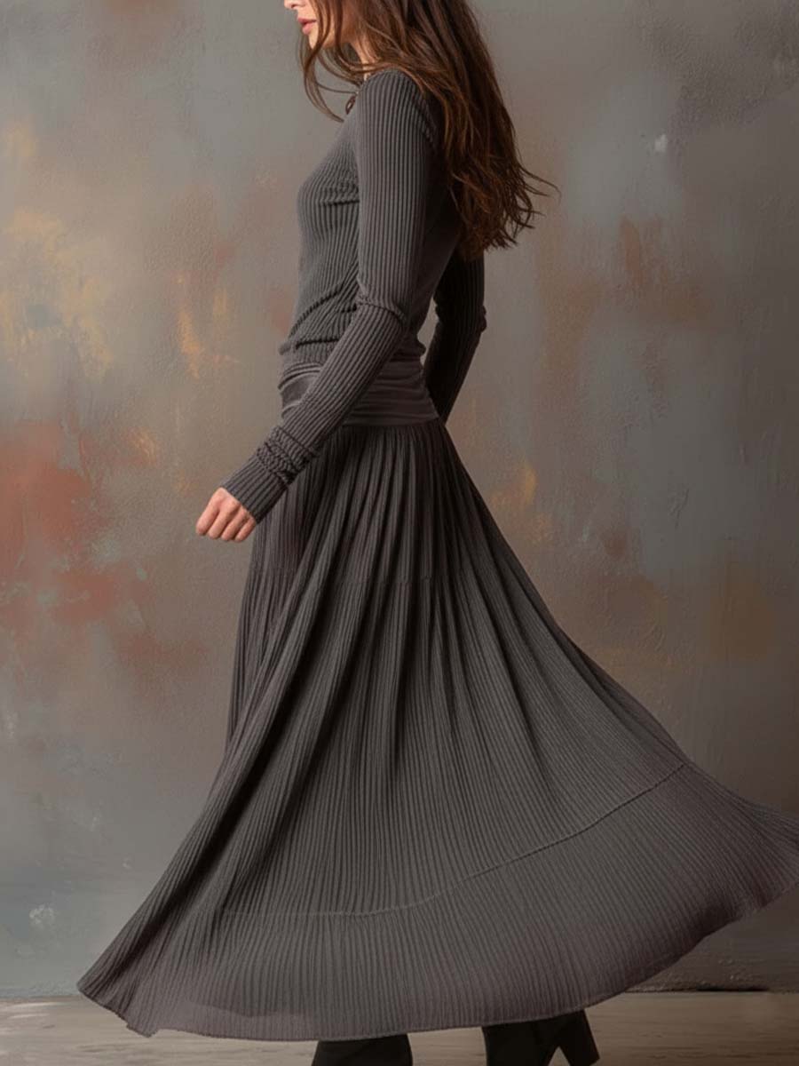 Vestito lungo in maglia a coste con gonna plissé – vista d'insieme