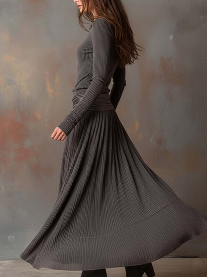 Vestito lungo in maglia a coste con gonna plissé – vista d'insieme