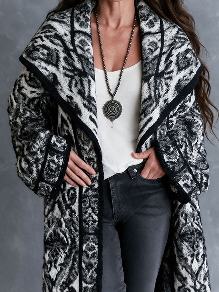 Cappotto maxi tribale bianco e nero – look completo