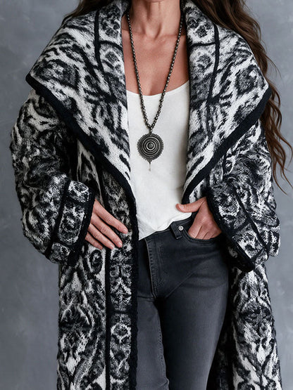 Cappotto maxi tribale bianco e nero – look completo