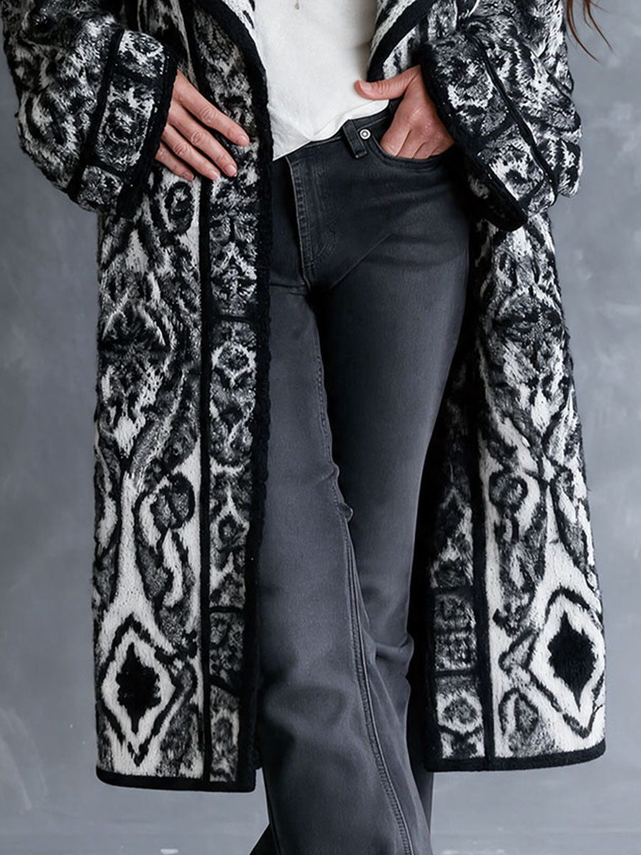 Cappotto maxi tribale bianco e nero – dettaglio del motivo