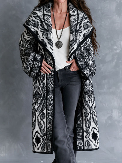 Cappotto maxi in maglia tribale bianco e nero – vista frontale