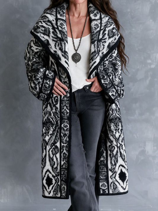 Cappotto maxi in maglia tribale bianco e nero – vista frontale