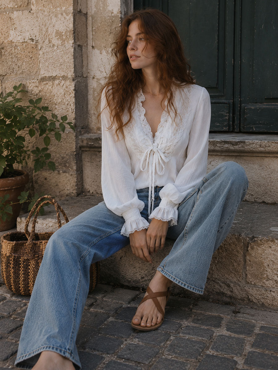 Blusa boho bianca con volant e pizzo – dettaglio 3