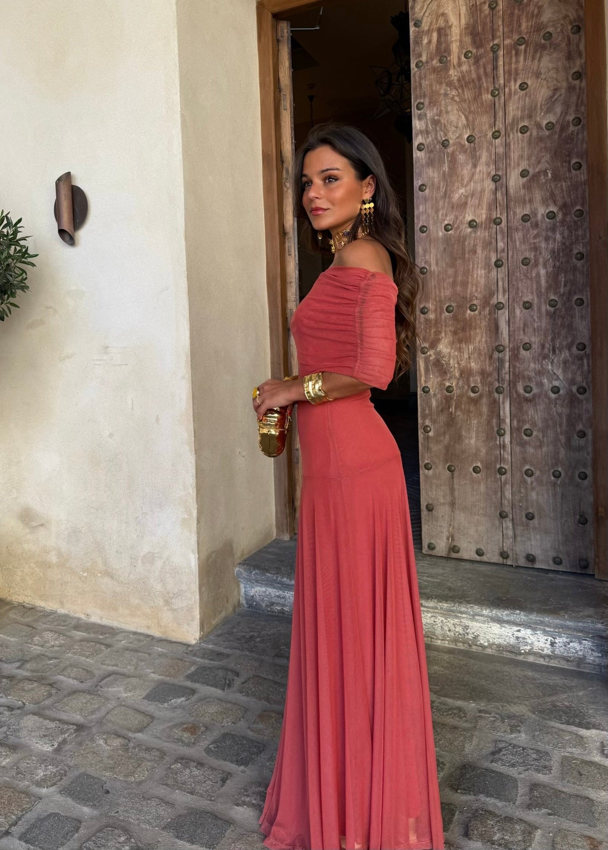 Abito lungo terracotta con scollo bardot – foto 3