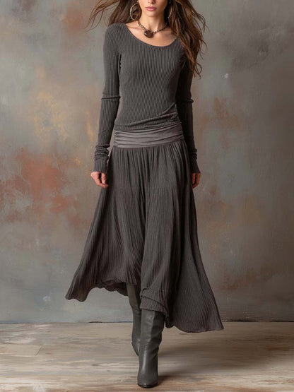 Vestito lungo in maglia a coste con gonna plissé – in movimento
