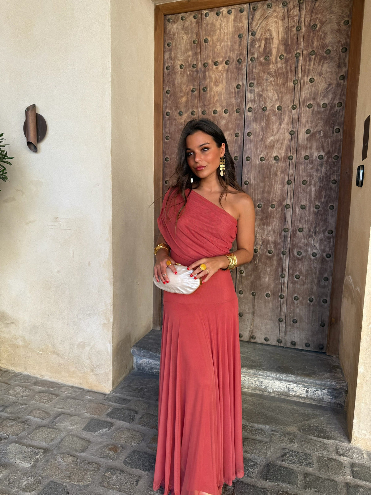 Abito lungo terracotta con scollo bardot – foto 8