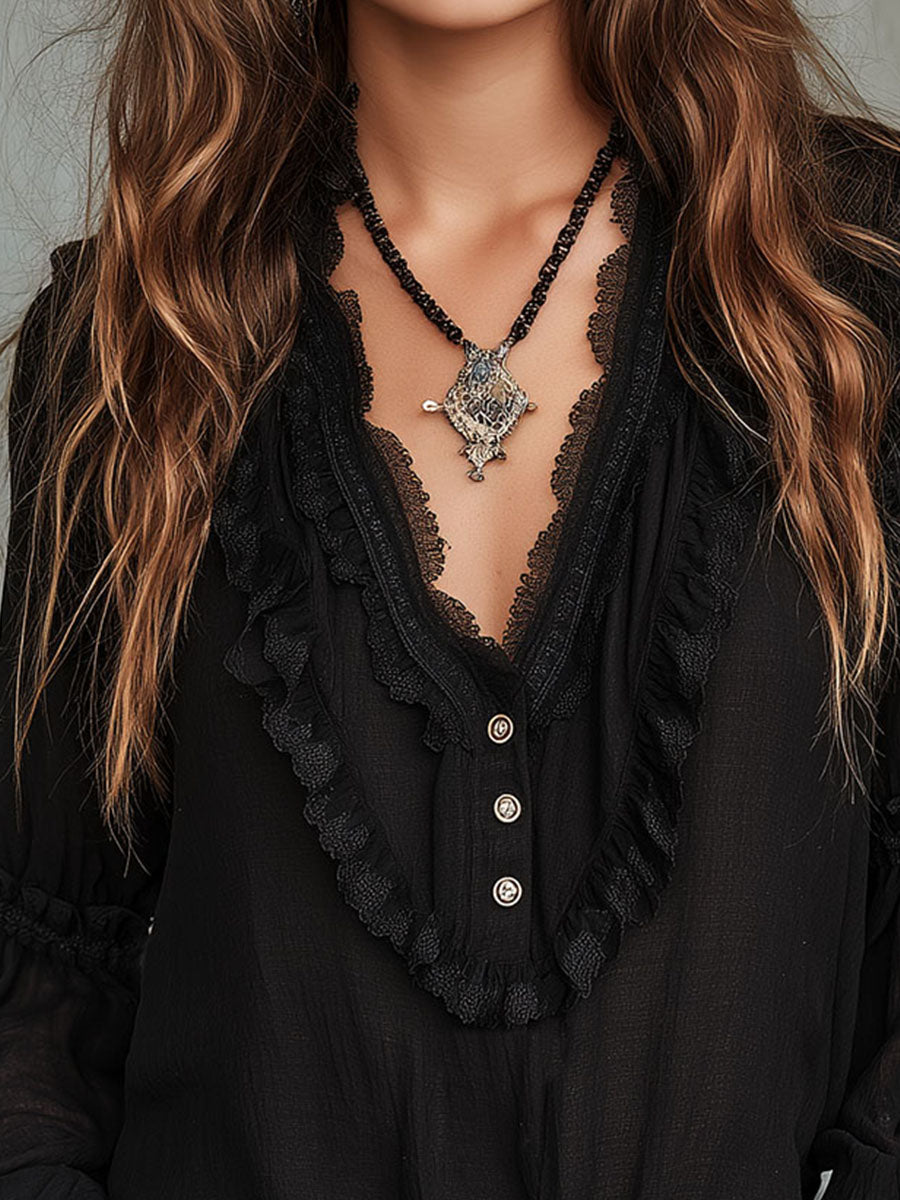 Blusa vintage nera con volant – dettaglio del tessuto