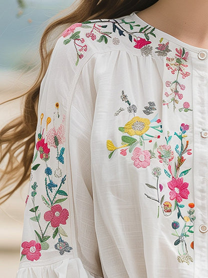 Camicia bianca con ricamo floreale – vista laterale