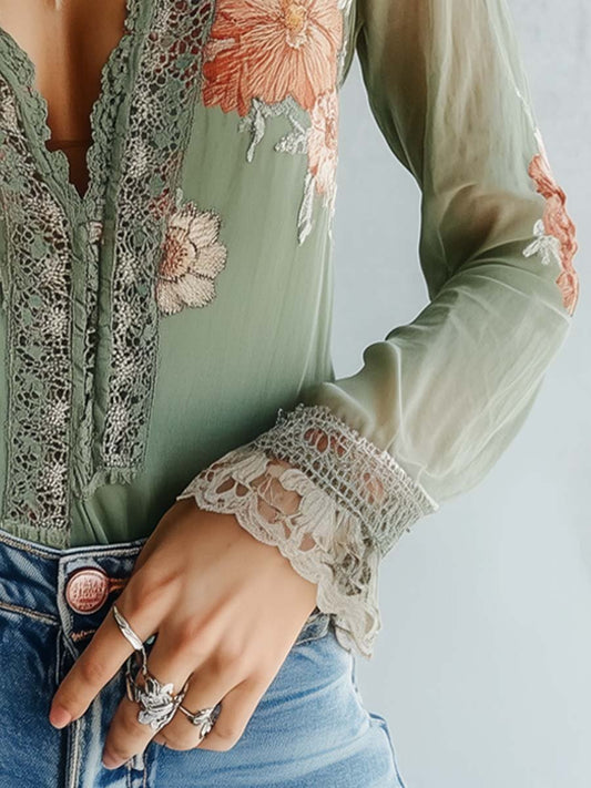 Camicetta boho floreale verde salvia in pizzo – vista frontale